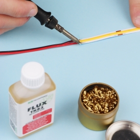 ZESTAW akcesoriów do lutowania taśm LED- cyna ,
kalafonia z czyścikiem,
topnik z pędzelkiem. 2