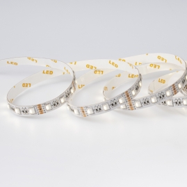 Kawałek rozwiniętej taśmy RGBW świecący w barwie neutralnej