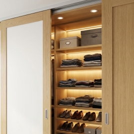 Zdjęcie szafy z drzwiami przesuwnymi w której zastosowano wyłącznik Ir Nexo