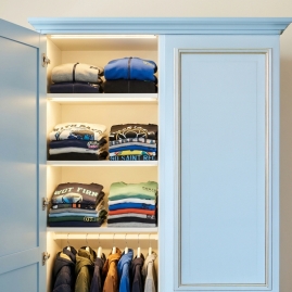 Wyłącznik oświetlenia LED Nexo zastosowany w szafie dwuskrzydłowej.