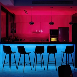 rgb aranżacja kuchnia salon podświetlenie impreza bar hokery