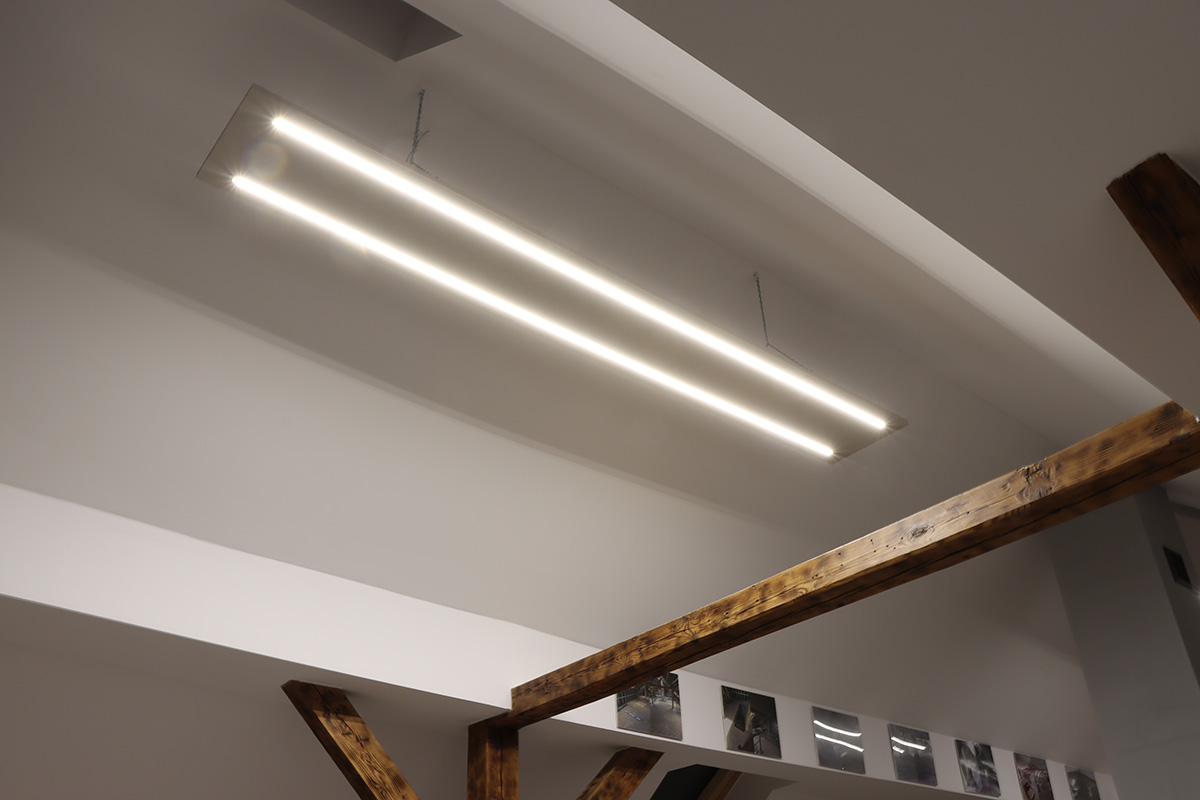Lampa wisząca DIY zrobiona z płyty meblowej, profili aluminiowych i taśmy LED
