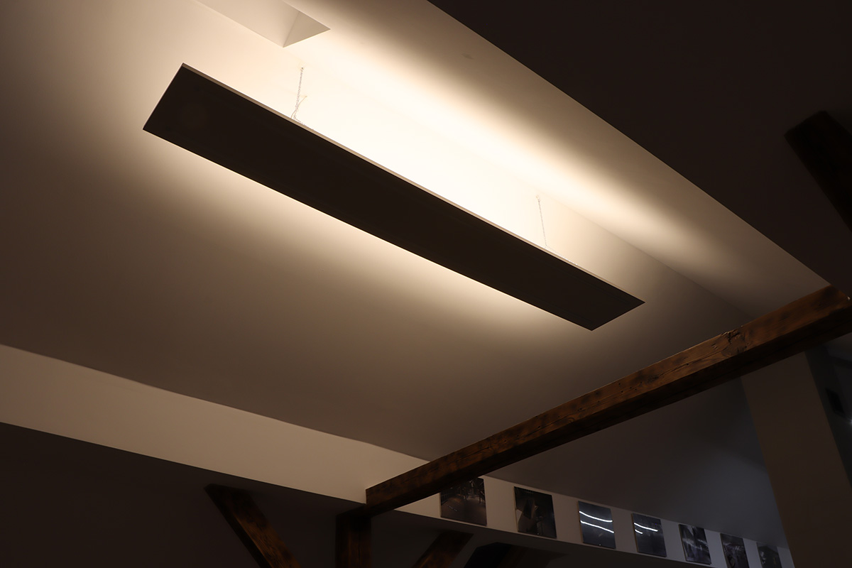 Lampa wisząca DIY zrobiona z płyty meblowej, profili aluminiowych i taśmy LED