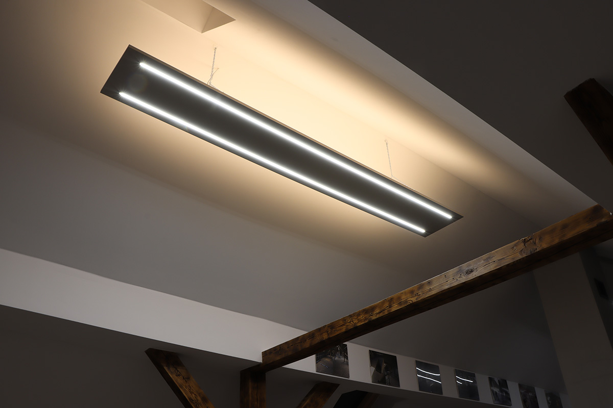 Lampa wisząca DIY zrobiona z płyty meblowej, profili aluminiowych i taśmy LED